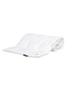 Høie Embla sval dyne – hvit dyne med grå brodert logo